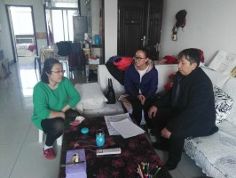 图为慰问宁新社区患病居居