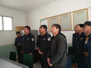 图为督查组一行到轿子山林场实地察看